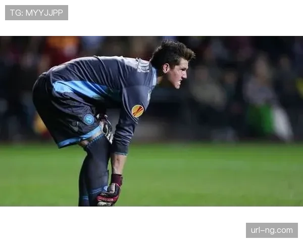 特写瞬间：那不勒斯门将梅雷特神扑后，立即指挥防线完成一次成功的高位造越位